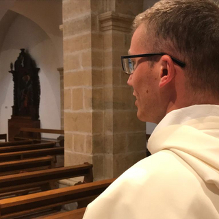 Un jeune liturgiste dominicain en visite à Genève